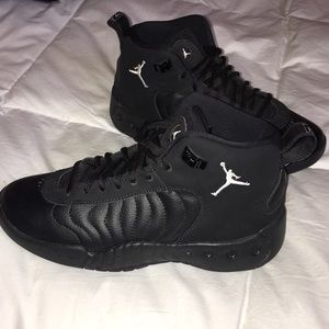 Black kids size Jordan’s jumpan